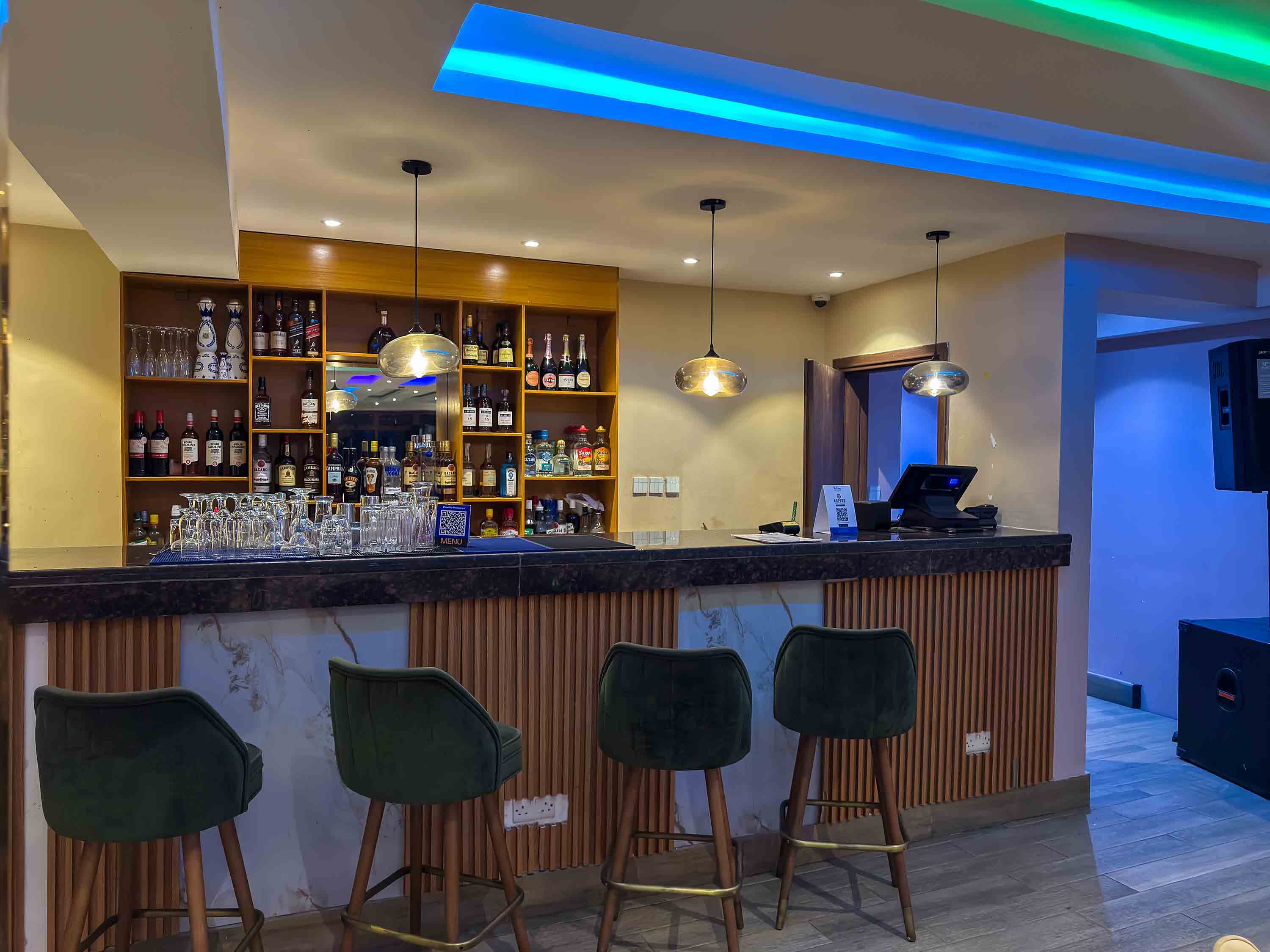 SKYBAR LOUNGE – 10TH FLOOR